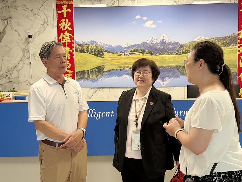 南華大學產職處褚麗絹處長(中)拜訪帝箂實業股份有限公司賴明道董事長(左),洽談產學合作。