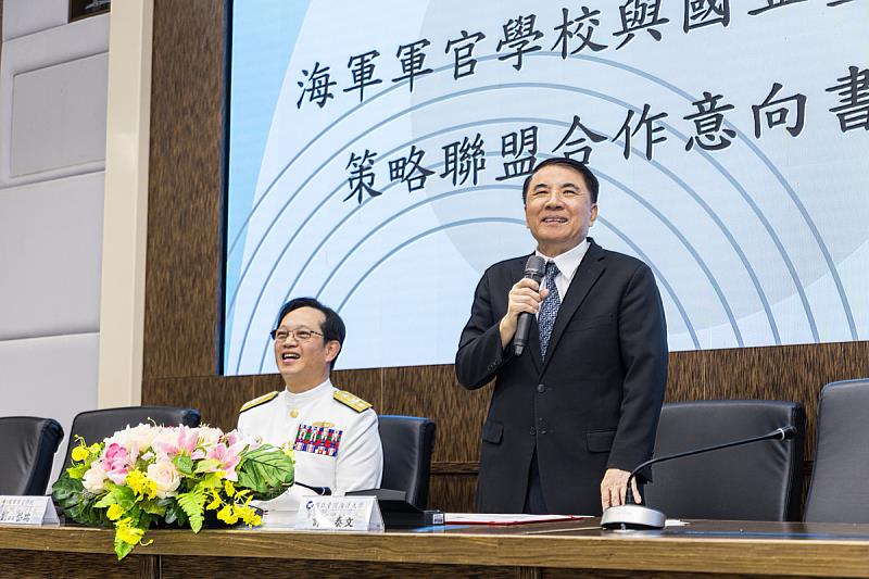 海大許泰文校長表示海大將發揮海洋科技主導優勢，攜手海軍官校深化國防科研合作。