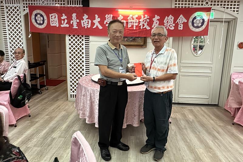 南大校友總會吳東林理事長(左)感謝臺中市校友會用心籌辦活動,共同串聯全臺校友、凝聚南大向心力。