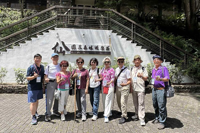 南大校友漫步八仙山森林遊樂區,在自然美景中交流互動,展現歷屆校友深厚情誼與凝聚力。