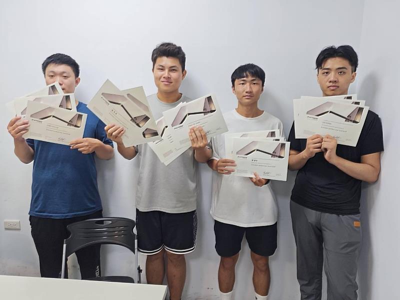 冷凍空調與能源系大一學生陳宥圻（左1） 一次取得3張證照，與方善則（左2）、黃晉裕（右2）、林紘（右1）合影 。（圖／中信科大提供）