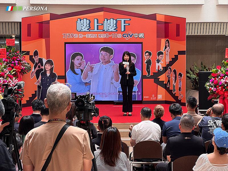 2台盛源PERSONA三摺疊LED廣告機應用於影視首映記者會，組合成舞台中央主畫面，讓節目內容與活動背板完整融合。