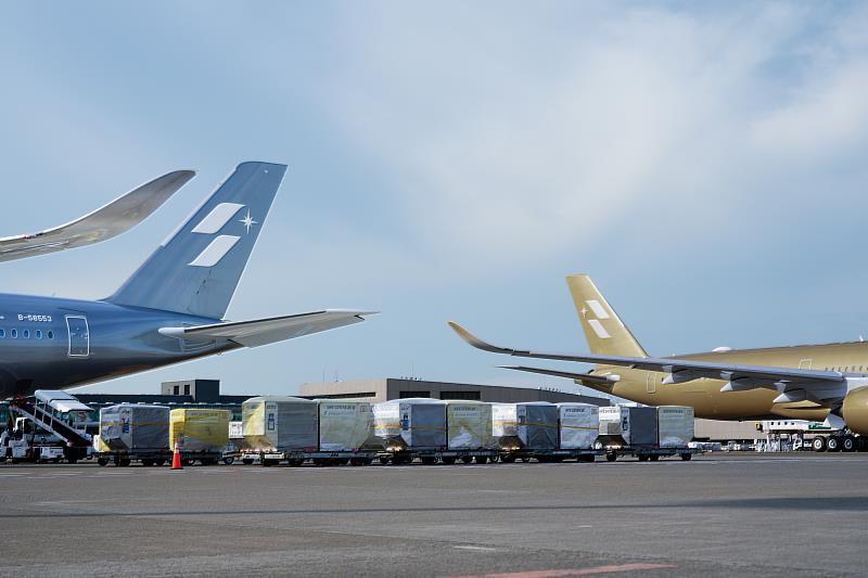 星宇航空STARLUX AIRSORAYAMA金銀雙機正式合體。