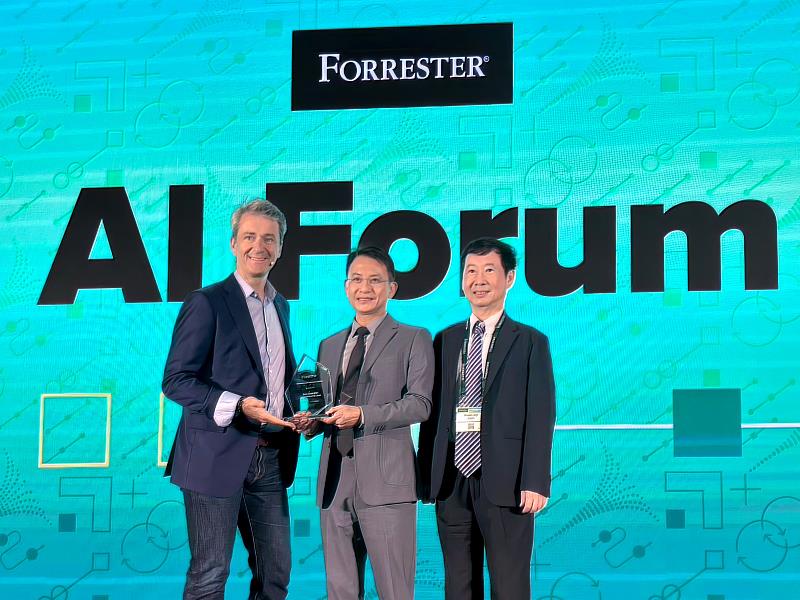 南山人壽榮獲Forrester 2026亞太區企業架構獎（Enterprise Architecture Award）冠軍，數位創新實力獲國際肯定。Forrester副總裁暨資深研究總監Frederic Giron（左）頒發獎牌予南山人壽數位長呂新科（中）。