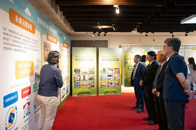 導覽人員帶領貴賓參觀展覽,深入了解3校USR團隊在健康照護、地方創生、文化保存及環境永續等面向的實踐成果。