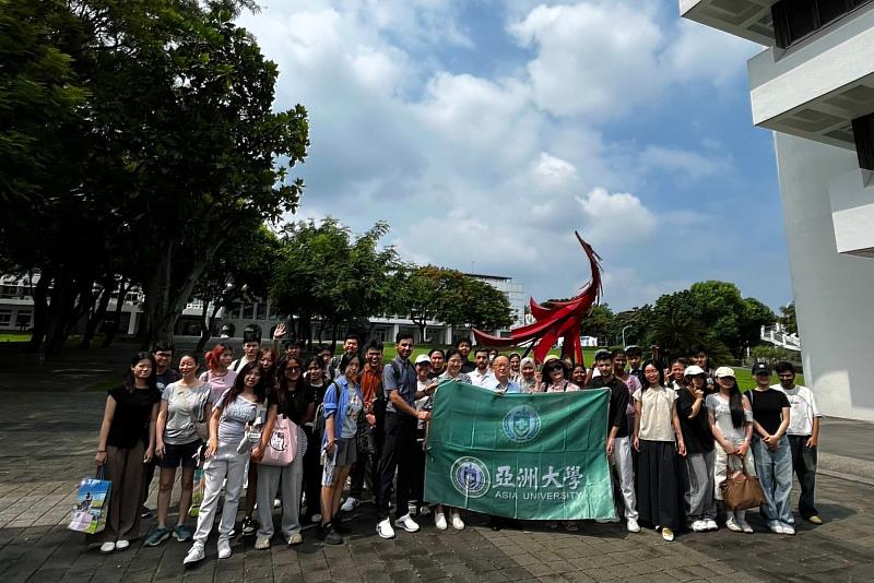 國立臺灣工藝研究發展中心副主任江瑞燐(前排中)、亞大華語文中心主任毛元臻與范琳琳老師及學生合影,歡迎國際學生走進臺灣工藝文化。