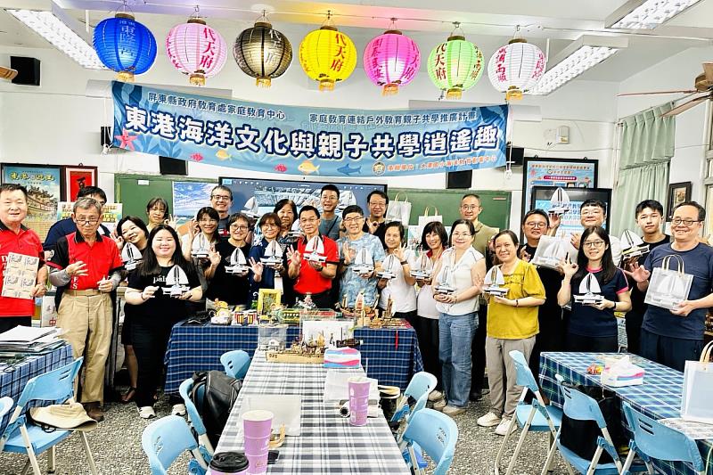 教師動手製作雷雕帆船,透過創客實作結合海洋教育,體驗跨域學習的課程設計。