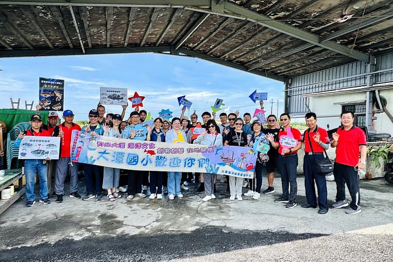 大潭國小校長趙錫清(右3)帶領研習教師走訪龍虎斑養殖場,從在地產業認識食魚教育與海洋永續。
