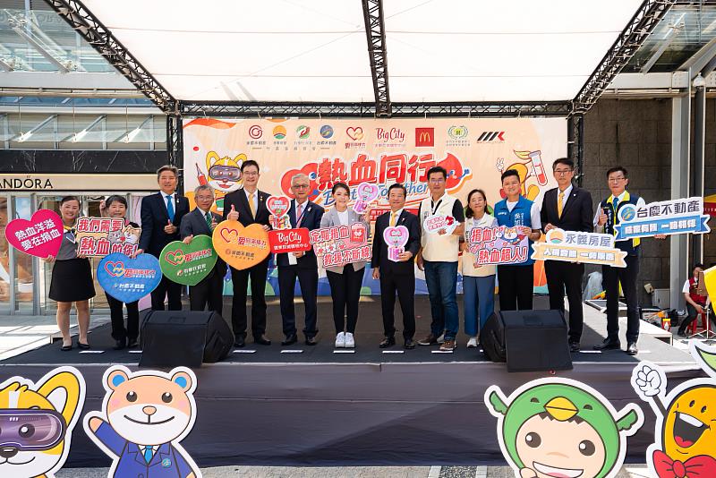 永慶加盟四品牌竹苗經管會8月14日捐血活動,新竹市長高虹安(中)、新竹市議員吳旭峰(右3)、遠東巨城購物中心總經理羅仕清(左6)、新竹市仲介公會副理事長林孟生(右1)皆到場響應。