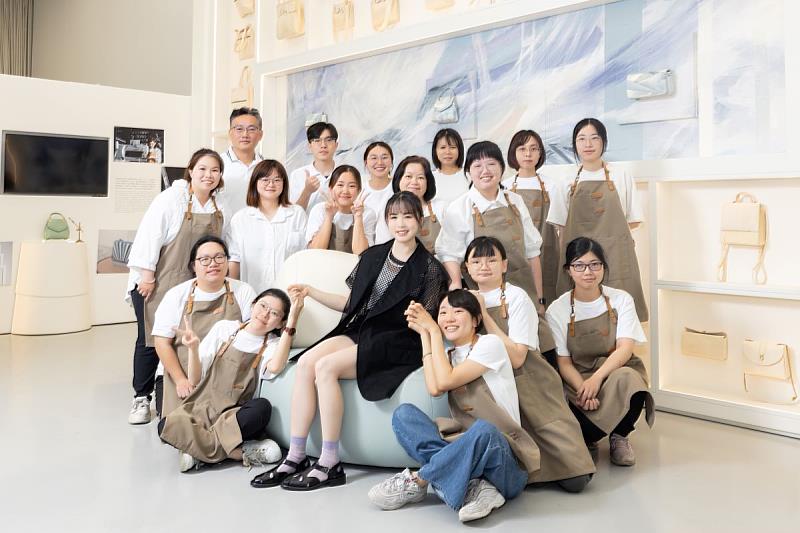 Grace Han創辦人Grace與團隊,以實際行動投入藝術與工藝實踐,持續支持創作與教育的連結。