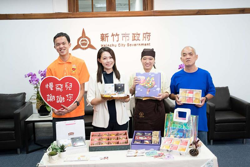 高虹安市長與竹市三家庇護工場合影。