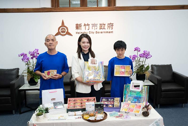 高虹安市長與竹夢園-希望工坊合影。