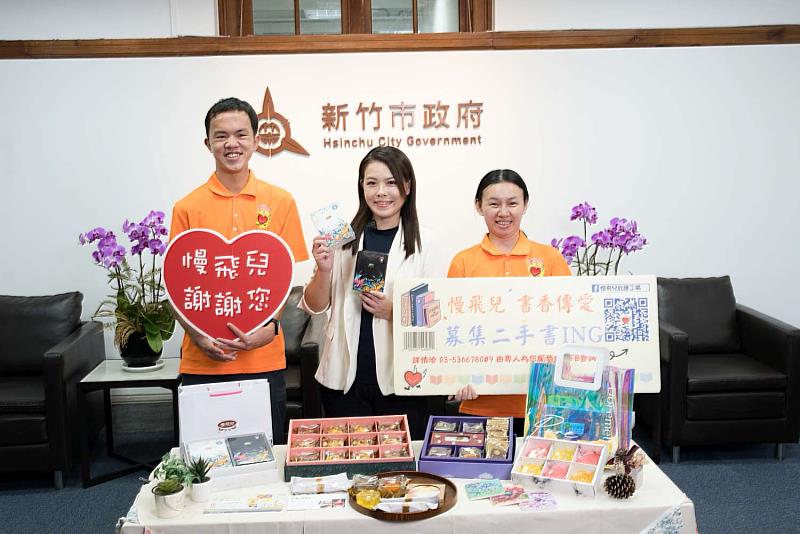 高虹安市長與慢飛兒生活館合影。