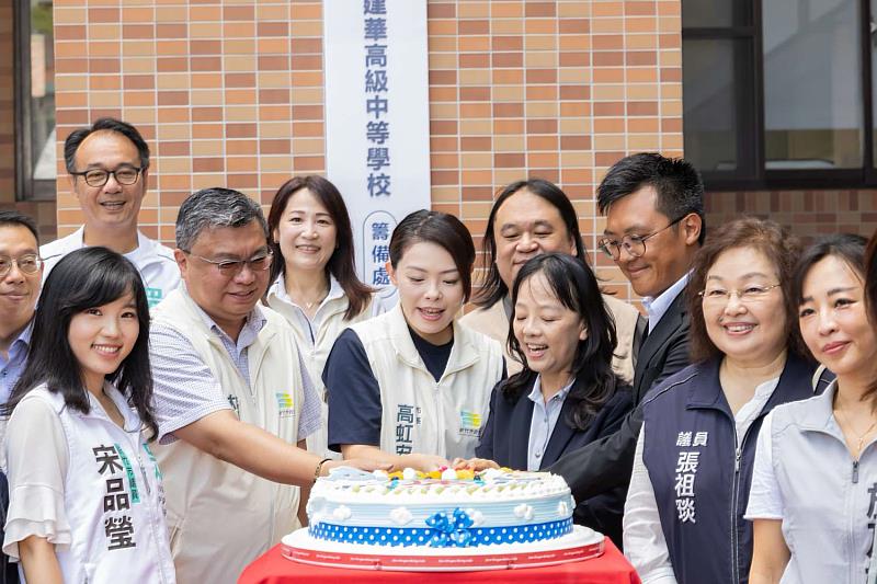 市長高虹安切蛋糕慶祝籌備處成立。