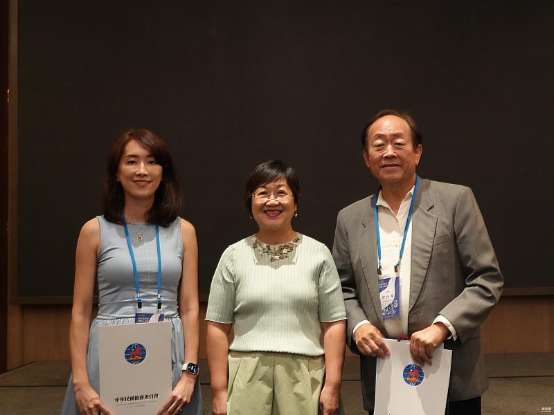 僑務委員會委員長徐佳青20日於結業式頒發結業證書予學員長賀台華（右1）及副學員長薛伊婷（左1）。