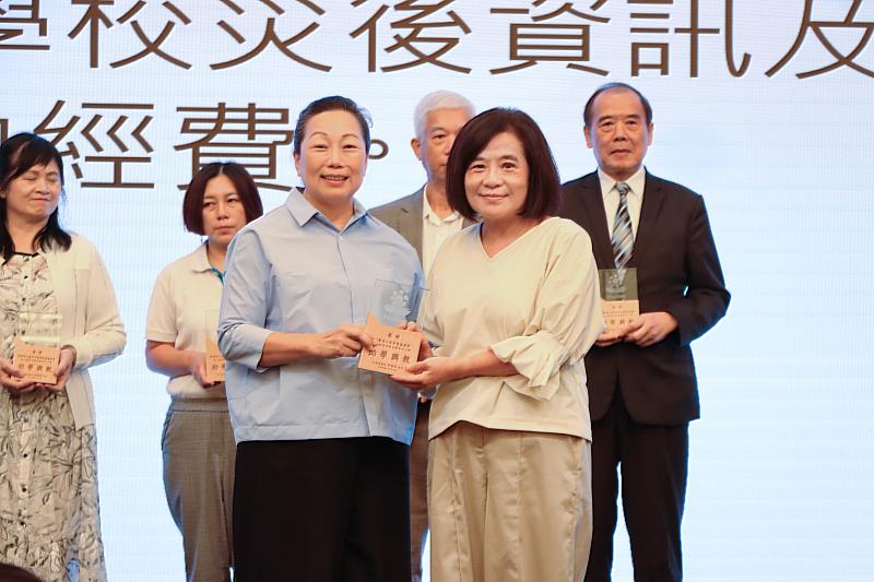 花蓮縣長徐榛蔚(前排左)頒贈「捐資興學感謝獎座」,由張榮發基金會執行長鍾德美(前排右)代表接受。