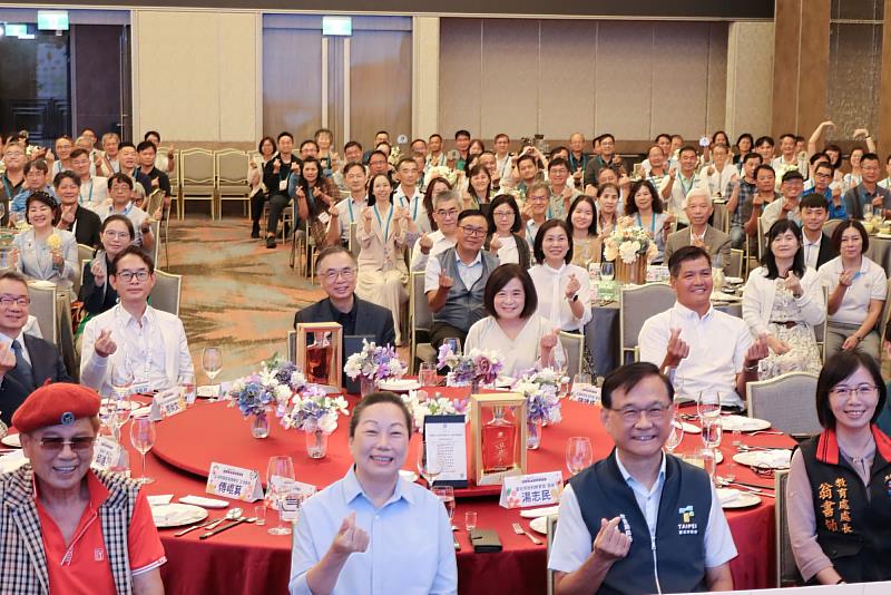 張榮發基金會執行長鍾德美(第2排右2)參加花蓮縣政府115年「捐資興學感謝獎座」頒贈典禮。