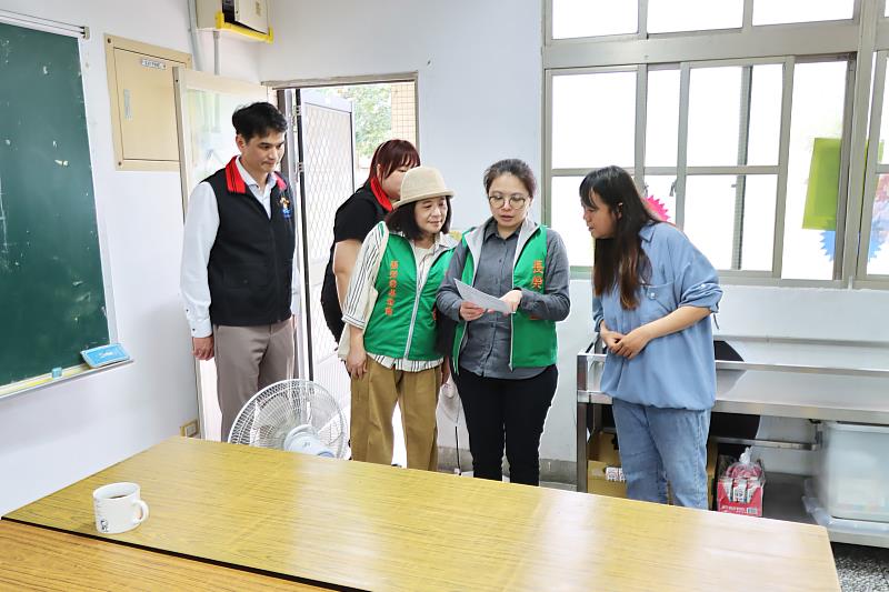 張榮發基金會執行長鍾德美(左3)於花蓮西富國小視察時,表示會協助學校汰換災損之資訊設備。