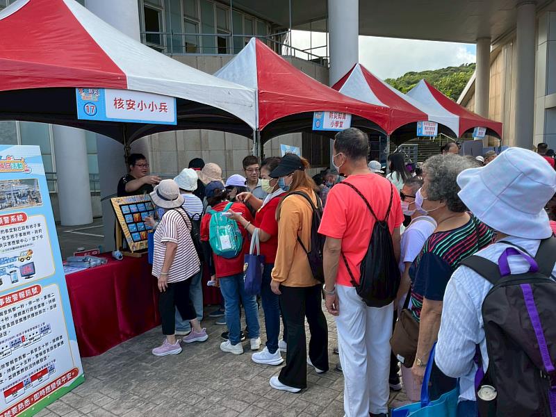 透過規劃多樣性的防災及核安互動攤位，讓市民在寓教於樂中體會核能安全之重要性，全面強化核安知能。