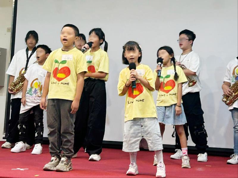 精忠育幼院的音樂表演,讓孩子們練習在壓力下展示自我。