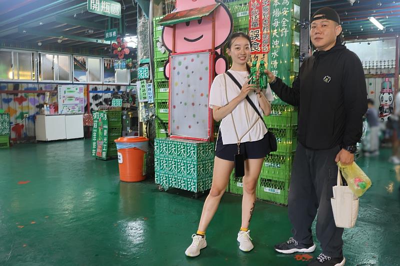 聽障情侶吳善暉(右)與吳翊瑄(左)攜手參加中壢身服中心舉辦的活動,享受伊甸所安排的無礙旅行。