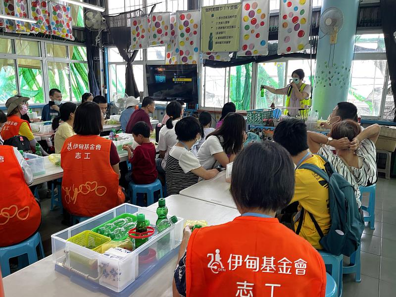 伊甸陪伴身心障礙家庭走出家門,參觀苗栗彈珠汽水工廠,體驗DIY的樂趣。