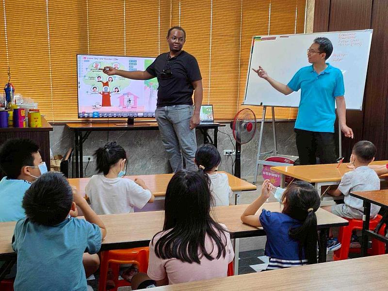 小太陽關愛協會的孩子們透過家族樹活動學習英語,同時認識印尼與海地的不同文化。