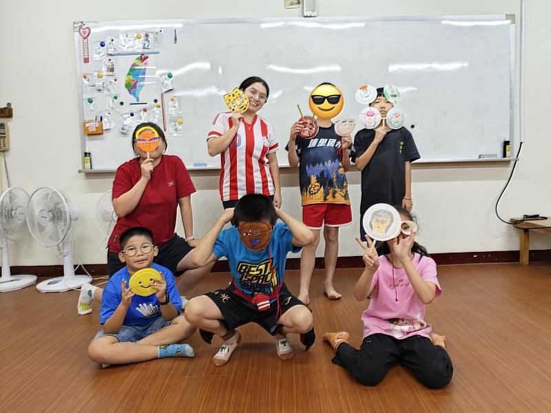 陳綢阿嬤基金會的外籍志工介紹印尼與巴拉圭傳統面具文化,孩子們也創作專屬自己的面具。