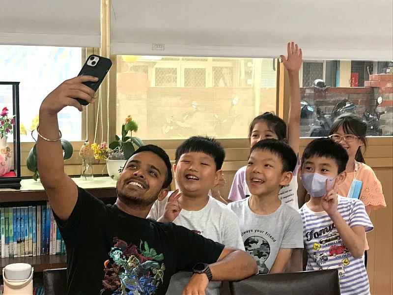 國際志工與耕心蓮苑的孩子們開心互動,留下跨文化交流的美好回憶。