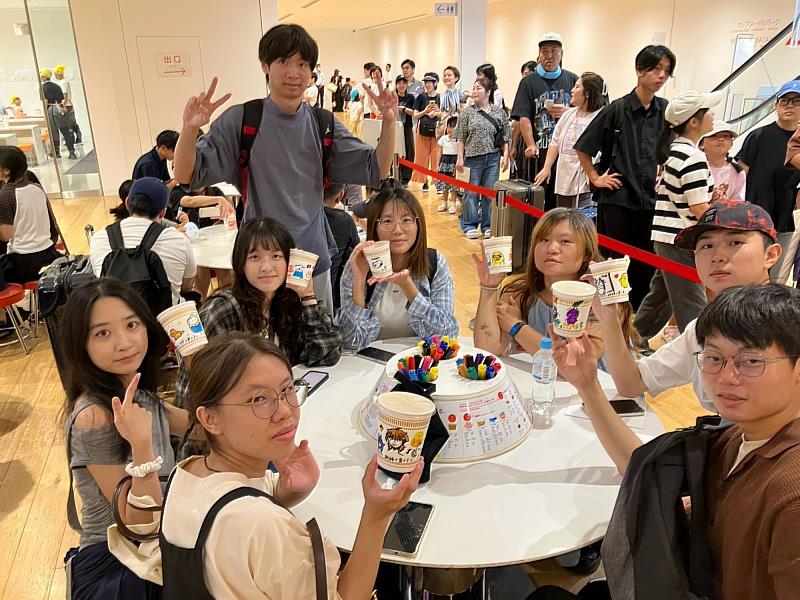 亞大實習團隊走訪橫濱日清泡麵博物館,體驗日本飲食文化與在地生活。