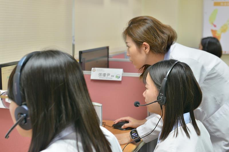 遠距健康照護中心護理人員執行24小時生理數值監測與健康諮詢,透過資訊平台即時掌握個案健康狀況,針對異常警示進行評估、聯繫與後續照護處置。