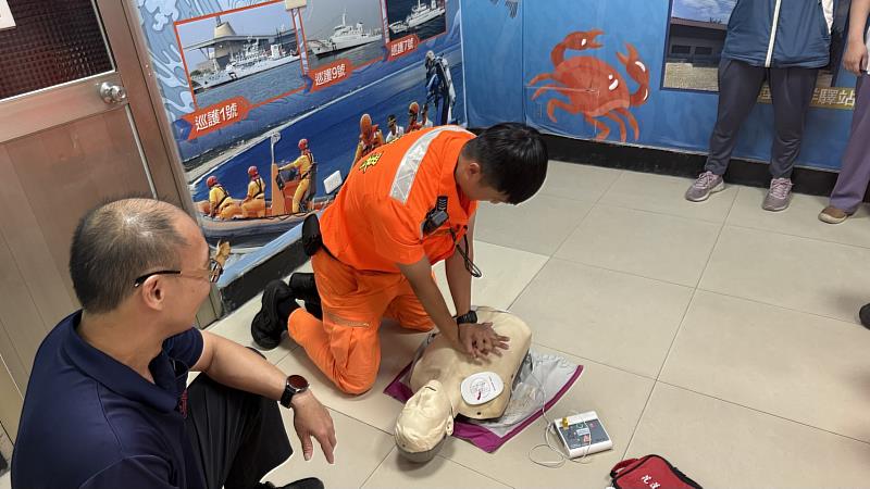 海巡同仁實際操作CPR