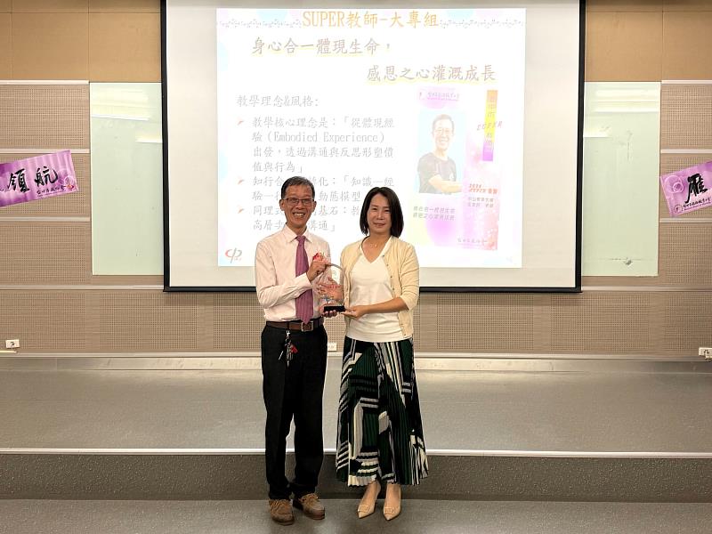 田意民(左)以電影《心靈投手》比喻教學歷程,像教練帶著學生享受樂趣、挑戰大舞台。