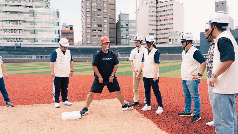市長高虹安與市府團隊視察棒球場。