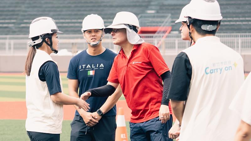 市長高虹安與市府團隊視察棒球場。