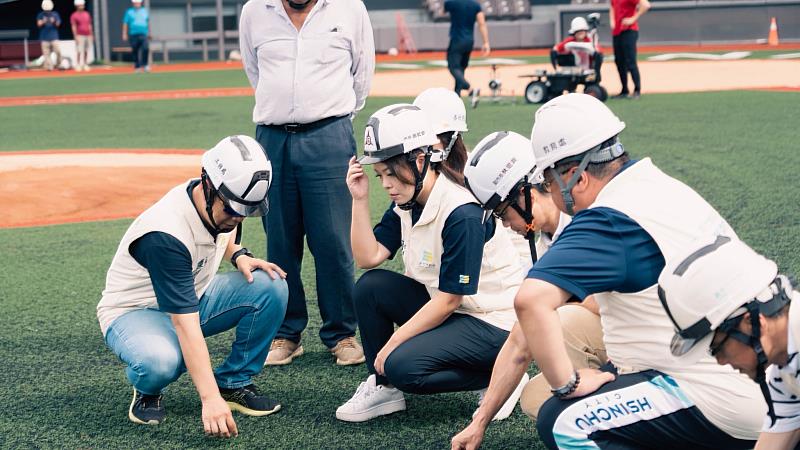 市長高虹安與市府團隊視察棒球場。