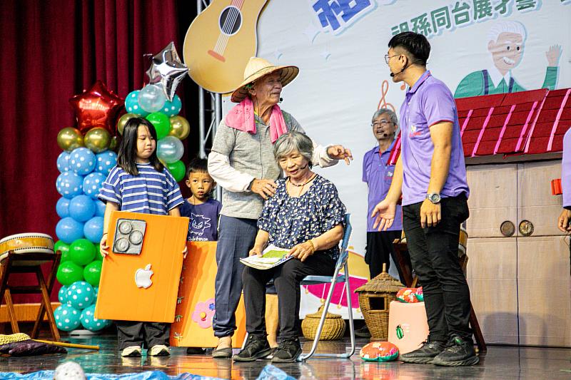 嘉義縣歡慶祖父母節,祖孫創意演出活力滿滿-1
