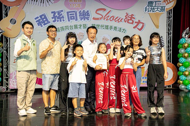嘉義縣歡慶祖父母節,祖孫創意演出活力滿滿-4