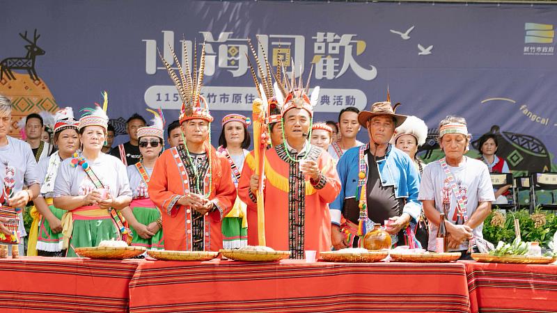 主祭頭目及主祭耆老率出席頭目及耆老們進行祈福儀式