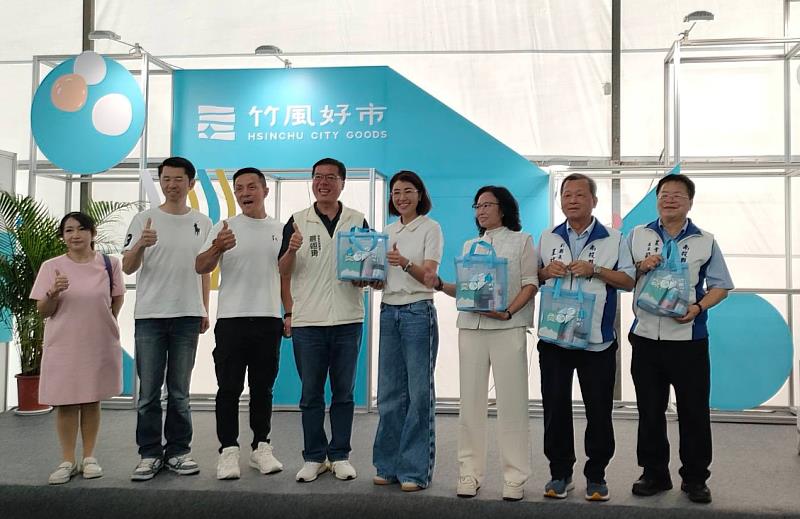新竹市政府嚴翊琦處長與南投縣長許淑華及中臺灣其他縣市共同推銷竹風好市展區。