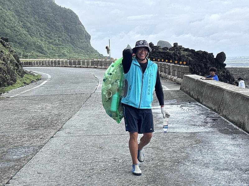 公私協力守護蘭嶼!臺東環保局陸海雙線出擊 清出379公斤海廢