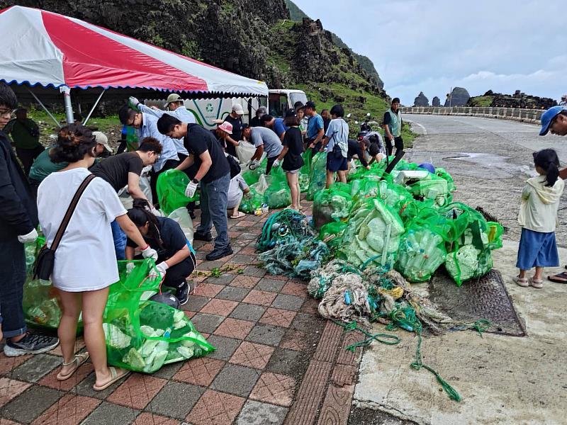 公私協力守護蘭嶼!臺東環保局陸海雙線出擊 清出379公斤海廢