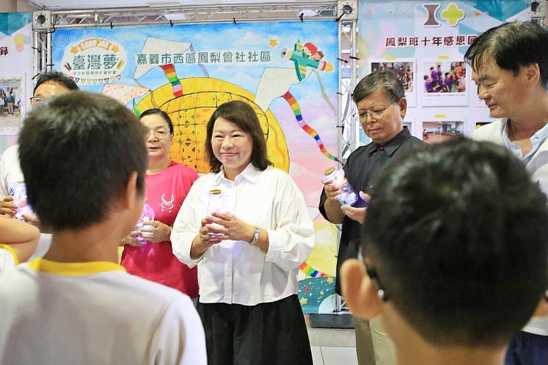 黃敏惠市長與鳳梨社區孩子互動