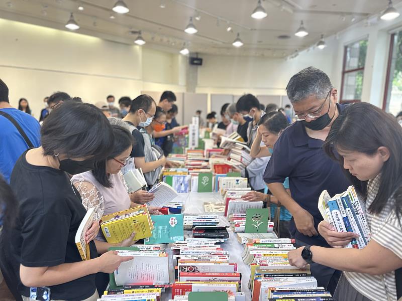 新竹市好書交換活動吸引逾500位書迷書海尋寶。