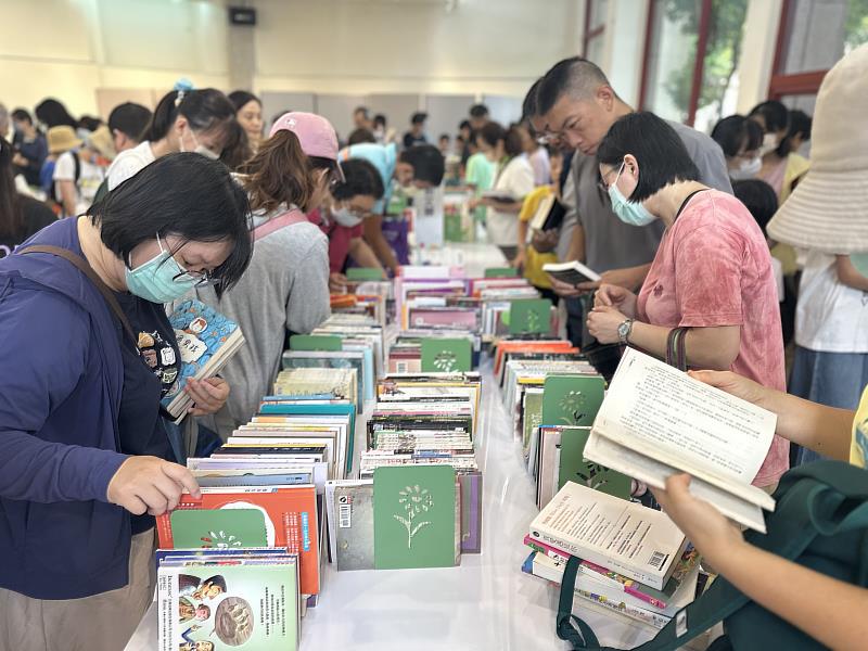 新竹市好書交換活動吸引逾500位書迷書海尋寶。
