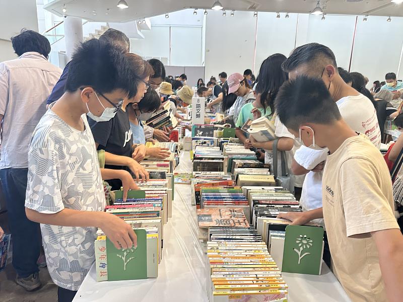 新竹市好書交換活動吸引逾500位書迷書海尋寶。