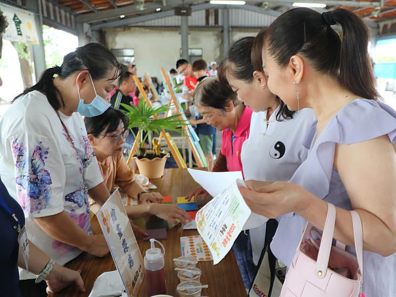 鹿草樂齡中心陪伴鄉親搭建學習舞台   成果分享會展現自信活力