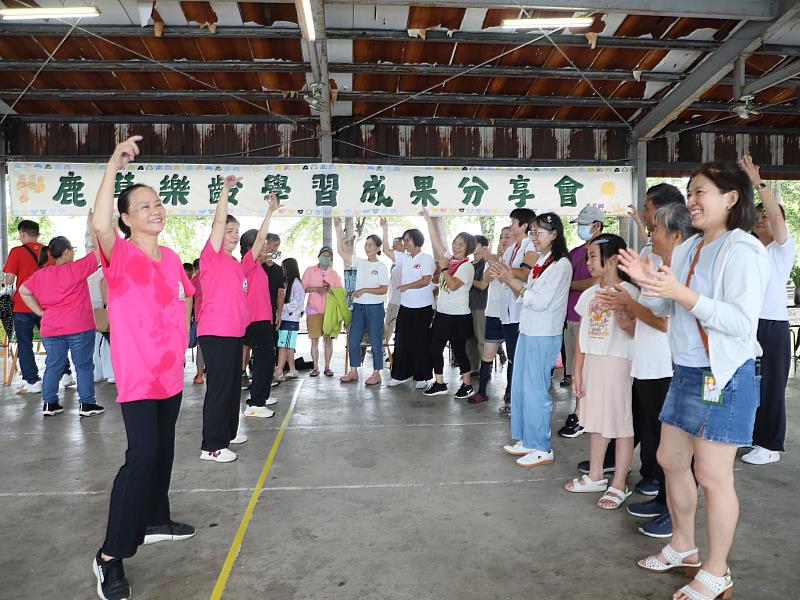 鹿草樂齡中心陪伴鄉親搭建學習舞台   成果分享會展現自信活力