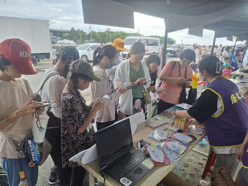 青年廉政志工講解廉政桌遊遊戲