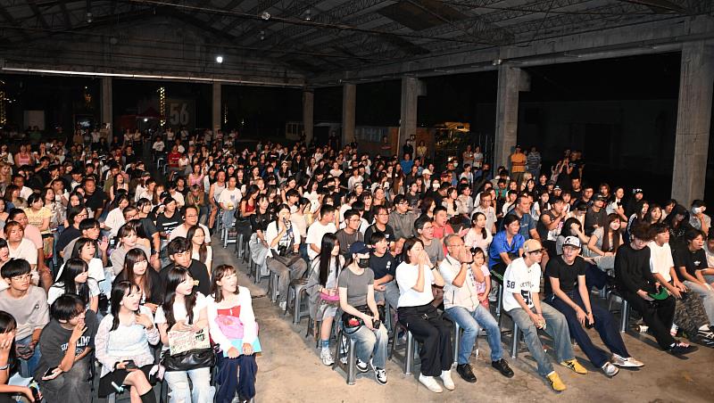 代理縣長林茂盛與現場觀眾,在演出中一同為校際聯合舞展學生加油喝采